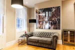 伦敦1st Class Covent Garden Residences for 1st Class Guests的带沙发和绘画的客厅