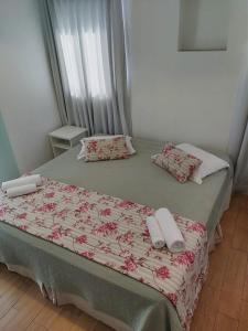 圣玛丽亚Hotel Gabriel的卧室内的一张带两个枕头的床