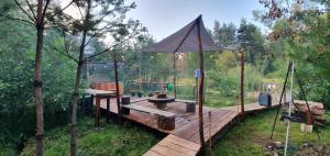 JabłonkaAgroturystyka na Słonecznej Orawie u Dzikich的木制甲板上设有帐篷