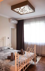 大特尔诺沃Tsarevets Apartament-Veliko Tarnovo的一间卧室配有一张带吊灯的床
