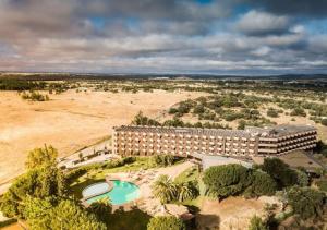埃武拉埃武拉酒店 的享有带游泳池的度假村的空中景致