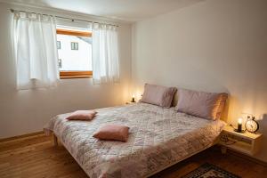 斯卢德尔诺Haus18.3的一间卧室配有一张带两个枕头的床