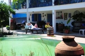 Casa Azul self-catering apartment with gorgeous biological swimming pool内部或周边的泳池