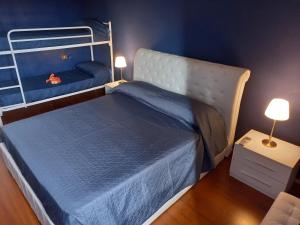 阿西西CASETTA delle ROSE的一间卧室设有两张双层床和蓝色的墙壁