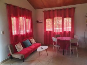 博尔坎Cabañas Mountain View的客厅配有红色的沙发和桌子