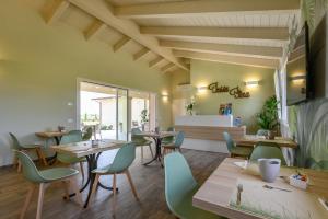 萨维奥迪拉韦纳Terra Fina的餐厅设有木桌和绿色椅子