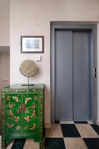 加的斯Gadir Suites的门房里的绿色橱柜
