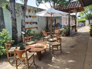 马那瓜Casa Benjamin Linder的庭院里配有桌椅和遮阳伞