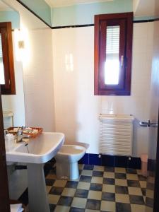Barranda埃尔佐罗酒店的一间带水槽和卫生间的浴室