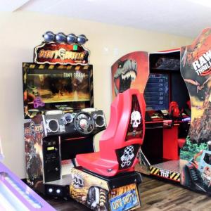 默特尔比奇Caravelle Resort by Palmetto Vacations的电子游戏室,带弹球机