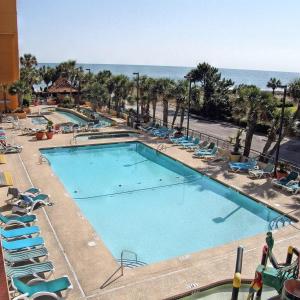 默特尔比奇Caravelle Resort by Palmetto Vacations的一个带躺椅的大型游泳池,享有海景