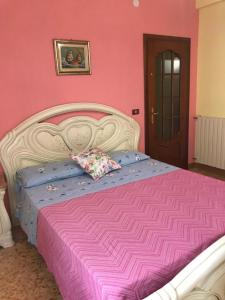 洛阿诺VILLA FELICE的粉红色的卧室配有白色的床和粉红色的床单