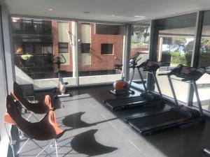 马德普拉塔Incomparable Vista al Golf的健身房,配有跑步机和健身器材