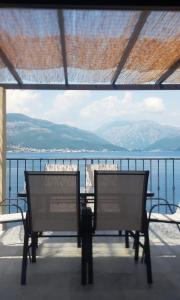克拉西奇Martin Lux Apartment的阳台上配有两把椅子,享有水景