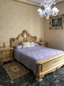 洛阿诺VILLA FELICE的一间卧室配有一张特大号床和吊灯