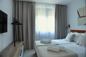 雅戈丁那9 apartments的酒店客房设有两张床和窗户。