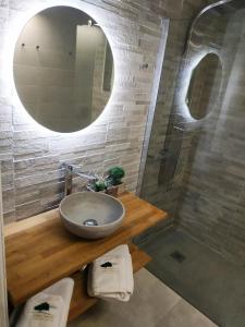 吉奥塔略Villa Imerti Kiotari的一间带水槽和镜子的浴室