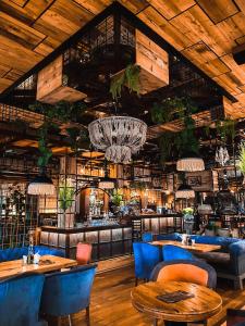 阿拉德康迪酒店的餐厅设有木制天花板和蓝色的桌椅