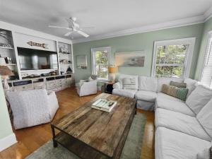 因莱特海滩Inlet Blue Home的带沙发和咖啡桌的客厅