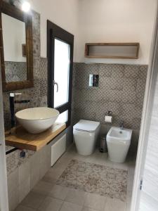 伊格莱西亚斯B&B Le Mura的一间带水槽和卫生间的浴室