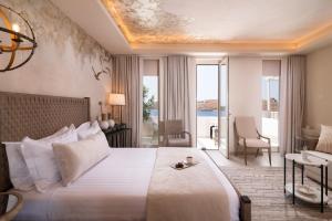 VourkariYdor Hotel & Spa by Sandglass的酒店客房设有一张床和一个阳台。