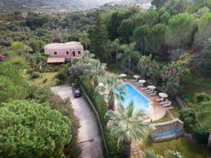 圣亚加塔·迪·米利特卢卡别墅度假农庄的享有带游泳池的房屋的空中景致
