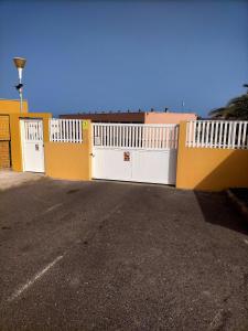 科斯塔德安提瓜Fuerteventura的白色的黄色建筑,有白色的大门