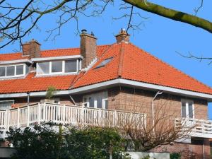 海牙Luxury home with roof terrace in The Hague的一座带橙色屋顶的大型砖屋