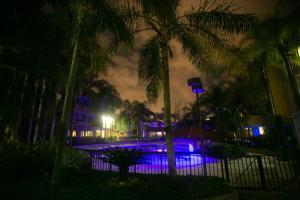 里约热内卢Apê Namastê的夜间度假村内带蓝色灯光的游泳池