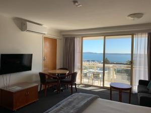 尼尔森湾滨海度假村的酒店客房设有一张床,享有海景。