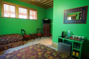 纳皮尔Sea Breeze B & B的绿色客房 - 带两张床和镜子