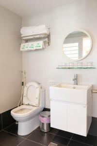RuifangRose Villa的一间带卫生间、水槽和镜子的浴室