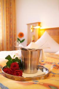 恩茨克勒斯特勒赫希米特克洛斯特勒酒店的放在桌子上玫瑰盘上的金属桶