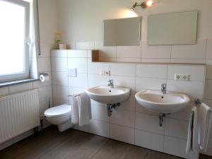 金茨堡法索德公寓的一间带两个盥洗盆和卫生间的浴室
