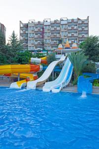 阿拉尼亚07 Group Hotel的度假村游泳池的水滑梯