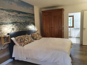 盖朗德Gite Ar Pennty的卧室配有白色的床和枕头。