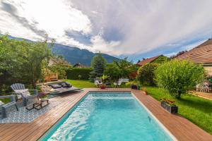 杜萨尔Hygge Lodge Annecy的后院设有游泳池和带
