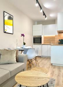 旧扎戈拉City Centre Bright & Cozy Apartment for 4 persons的客厅以及带沙发和桌子的厨房。