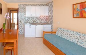 穆罗海滩Mirada de Alcudia的带沙发和桌子的客厅以及厨房。