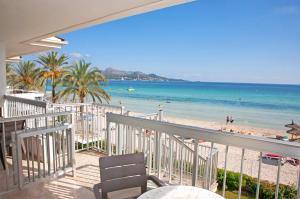 穆罗海滩Mirada de Alcudia的从度假村的阳台上可欣赏到海滩景色