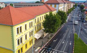 锡比乌JOYME Hotel的享有街道上方的黄色建筑景致