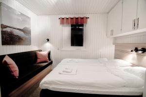 比约克利登卡帕斯小屋度假村的小房间设有床和沙发