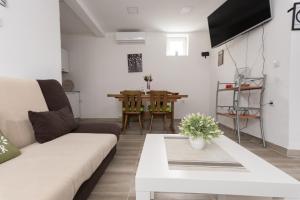 波热加Apartmani kod Marka的客厅配有沙发和桌子