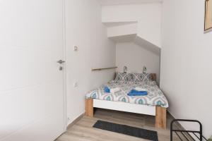 波热加Apartmani kod Marka的一间小卧室,配有一张床和一把椅子