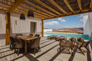 克洛瓦斯Amarelo Suites的一个带桌椅的庭院和一个游泳池