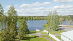 伊卡利宁Ikaalinen SPA & Resort的从大楼内可欣赏到湖景