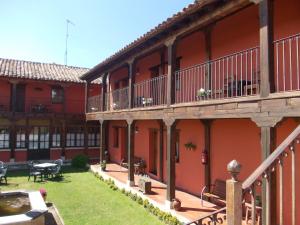 阿兰达德杜洛洛斯拉斯托乔斯酒店的享有红色建筑外景,设有庭院