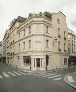 巴黎Château Voltaire的街道拐角处的白色大建筑