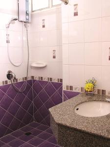 甲米河酒店的一间浴室