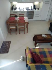 TolloCasa del Sole的客厅配有沙发和桌子